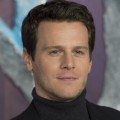 Jonathan Groff et Kristen Bell dans Molly and the Moon